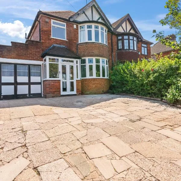 B13 0AU 5 Double Beds 6 Beds - 5 Bedrooms - LWB Van x2 Parking- NR Solihull - Edgbaston Harborne NR Pershore Road Digbeth NIA O2 Academy NR City Centre Excellent Location - By Samina, Arz Stays, хотел в Бирмингам