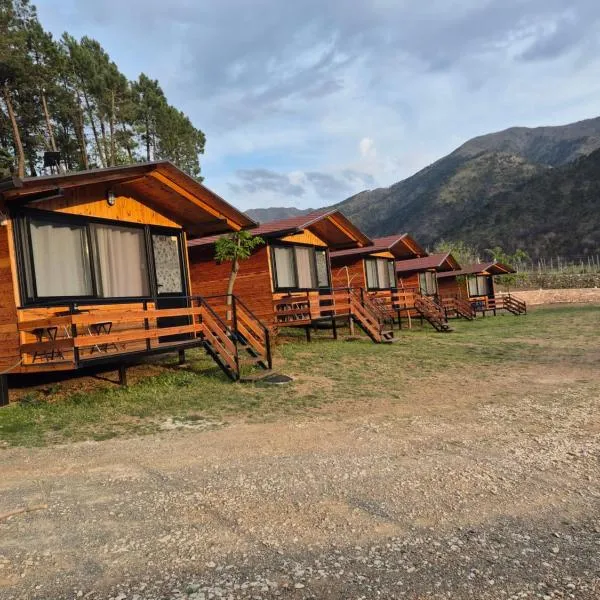 Wooden Villas Karme، فندق في Koman