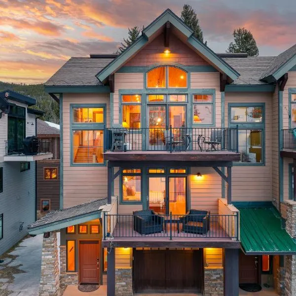 Slopeside Villa 126 Next To WP Resort I Steam Shower I Great Views I Private Hot Tub, Hotel in Winter Park