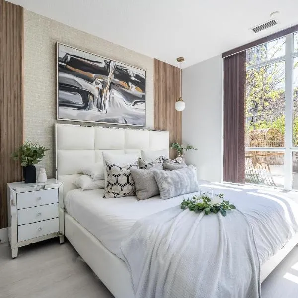 Modern 2BR 2BA Condo with Patio, King Bed & Sleeps 7, hotel di Toronto