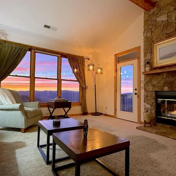 Blue Ridge Mountain Air Retreat with epic mountain views!, hotel din Burnsville