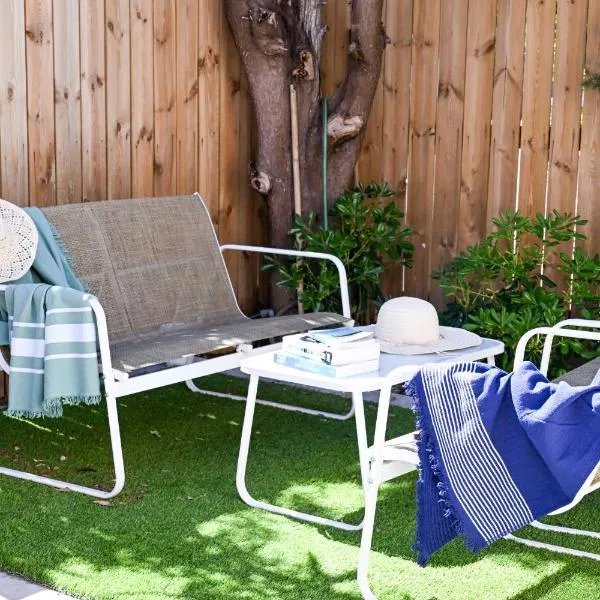 VILLA RIVA, terrasse plein sud, plage à pied, 4 à 6 personnes, hotel en Fréjus