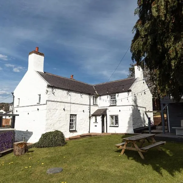Spacious North Wales Escape with Hot Tub & Beautiful Valley Views, hotel in Mochdre