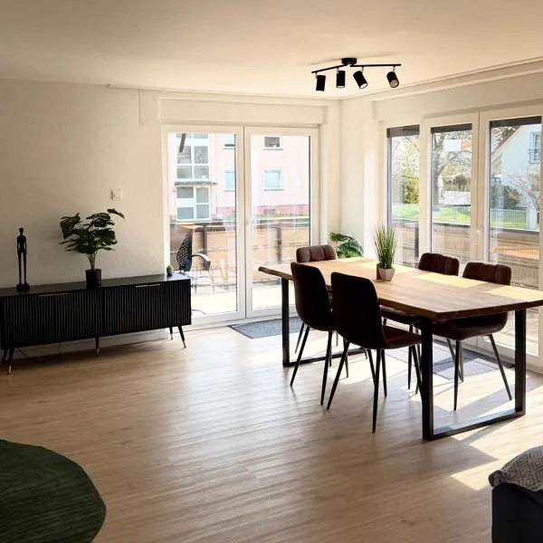Modernes Apartment mit Terrasse nahe Schweiz, hotell i Jestetten