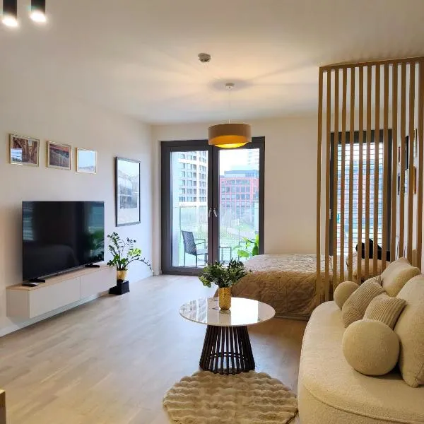 New Modern Apartment in Metropolis, Centrum & Nivy, hotel em Nivy