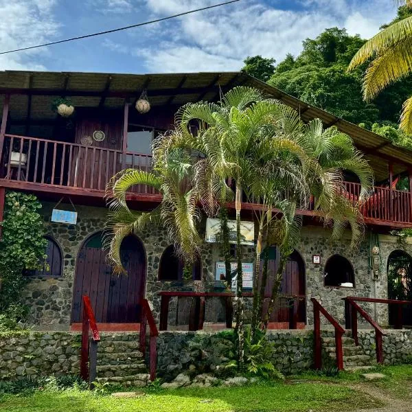 Posada Turística Rocas De Cabo Marzo, hotell i Bahía Solano