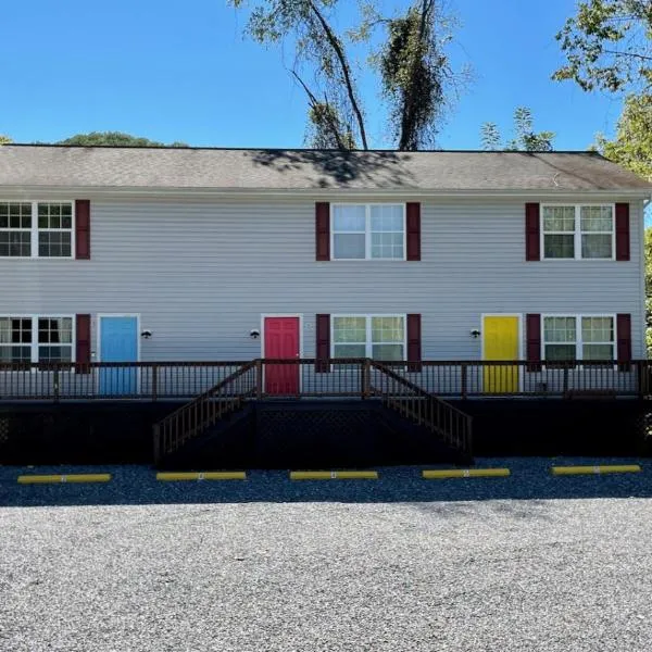 The Blue Door at Sylva Home Base Apartments, хотел в Силва