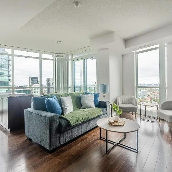 Sky-High 2BR with City Views - Lake Ontario Waterfront, hotel em Toronto