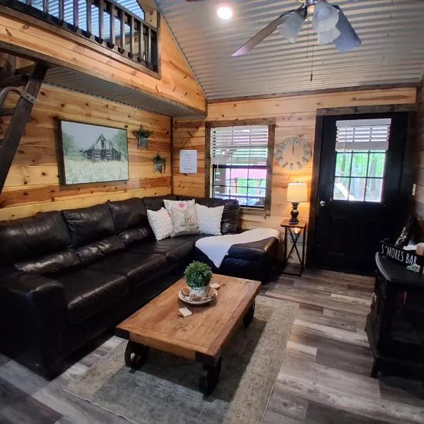 Cozy Secluded King Best LocationHot TubFirepit, hotell i Broken Bow