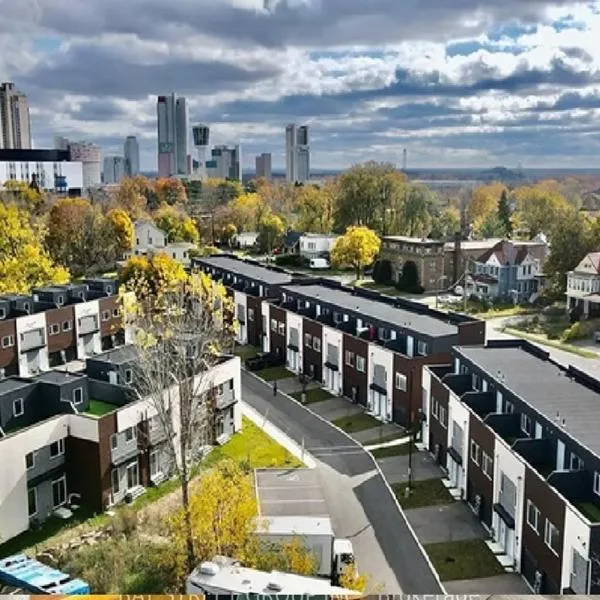 Bentley Commons Fallsview - Luxury 4 Bedroom 4 Bath Townhouse, Hotel in Niagara Falls