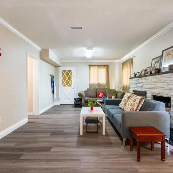 Unit in Dunbar near UBC and public transit, хотел в Ванкувър