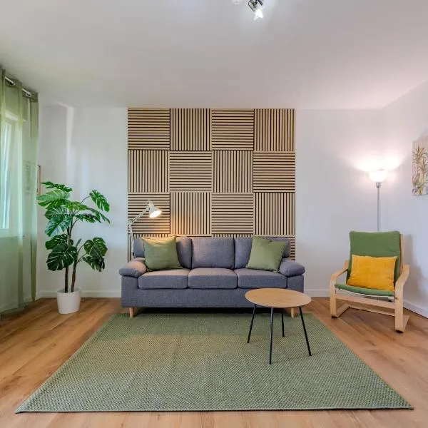 3 Rooms, 15 minuti da Malpensa, Parking, Self check in, hotel u gradu Oleđo