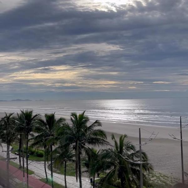 Vista incrível é no Apê Reformado de Frente pro Mar