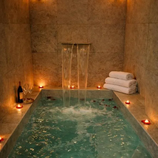 LUXUITE Villa con Piscina e sauna o villa con jacuzzi e doccia emozionale, hotel en Alberobello