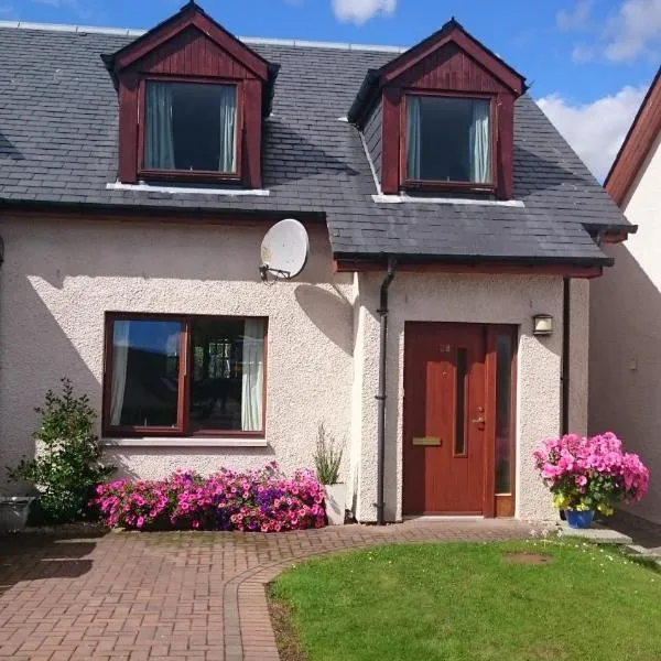 Holiday House Kinveachy, hotel in Aviemore