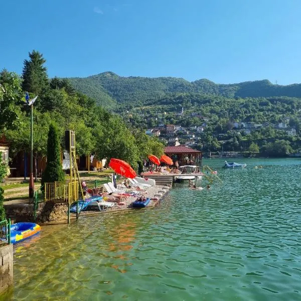 Wooden lakefront bungalow 'Miris Ljeta', hotel en Jablanica