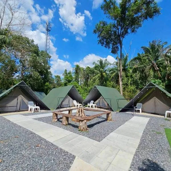 Nahm Khao Sok Hostel and Camping: Khao Sok şehrinde bir otel