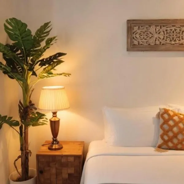 Prithvi Hotel - Aesthetic Room in upper tapovan with TV, AC and free airport pickup for 7 or more nights bookings, hotel u gradu 'Rishīkesh'
