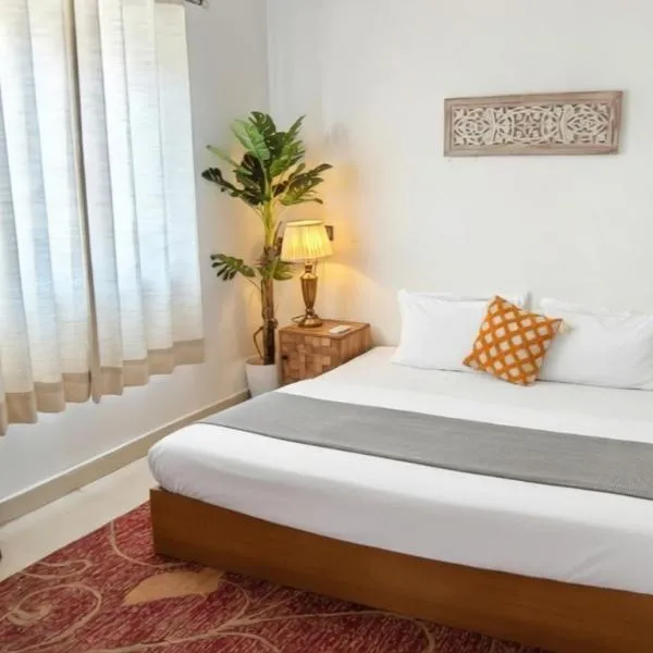 Prithvi Hotel - Aesthetic Room in upper tapovan with TV, AC and free airport pickup for 7 or more nights bookings, hotel di Rishikesh