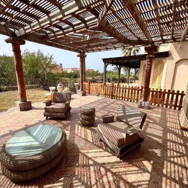 Casabianca - North Coast - 5 bedroom, Garden, Sea View Villa – hotel w mieście Dawwār Muḩammad Abū Shanab
