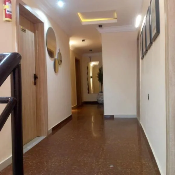 De' Mayors Court Suites&Bar, hotel em Lagos