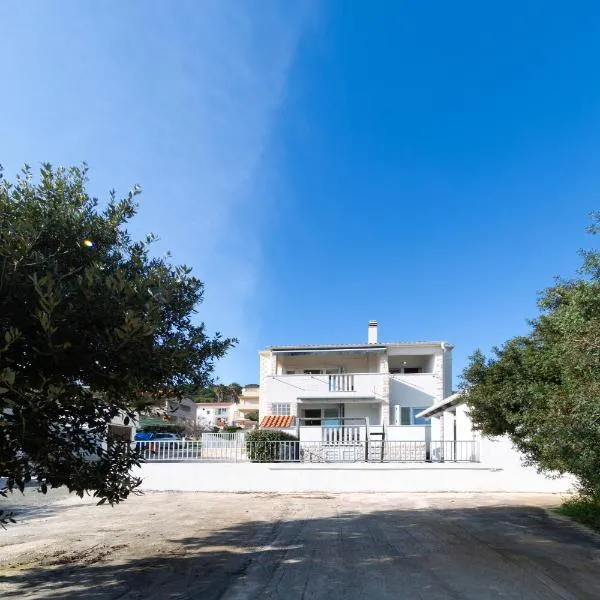 Seafront Suites Maja, hotel in Vis