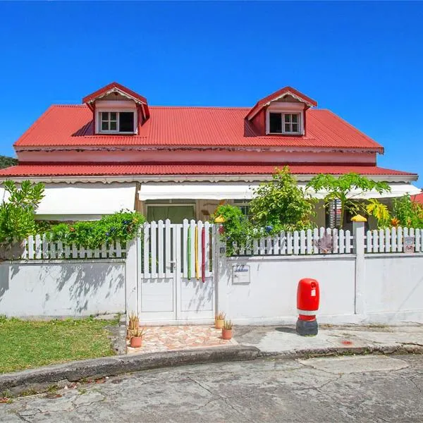LA DILETTANTE - Maison Créole de 130m2 - Clim - Tout à Pied, hotel v destinaci Terre-de-Bas