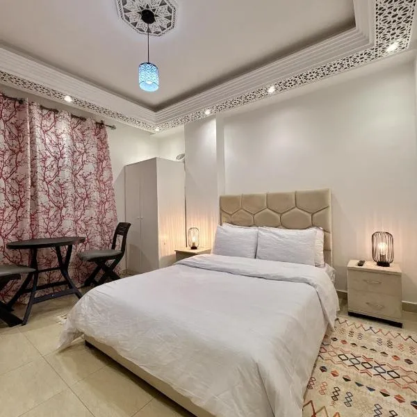 Central Cosy studio steps to Shore, hotel em Rabat