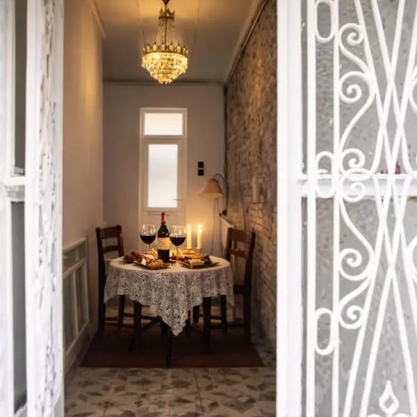Historical Detached House in the Center, Hotel in Konak