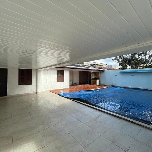 Casa Ampla com Piscina a 30 metros do Mar