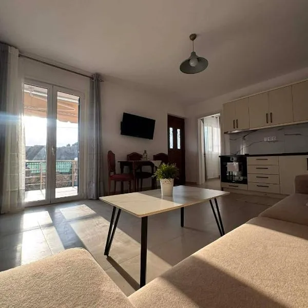 Thanasis apartment، فندق في هيماري