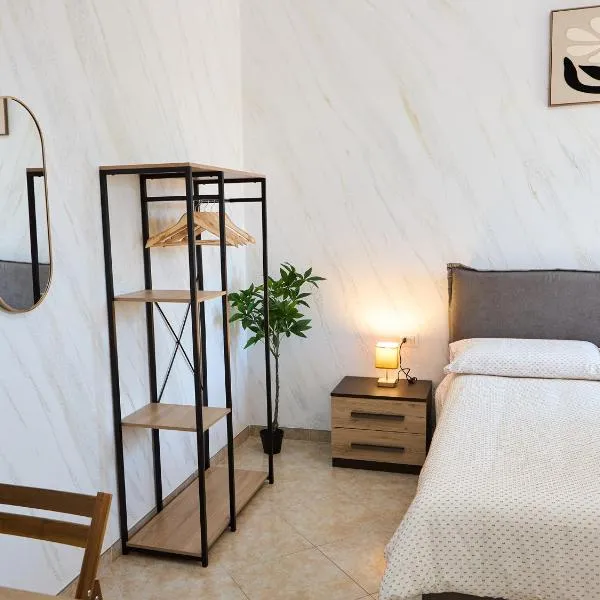 FusaroStay Apartment - 1 min from Lake, Vanvitellian Cottage & Train – hotel w mieście Bacoli