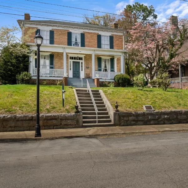 Historic Home with Southern Charm, hotel v mestu Bristol