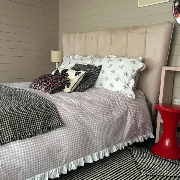 The Dairy stylish chalet for 2 opp the beach 1 minute walk, ξενοδοχείο σε Whitstable