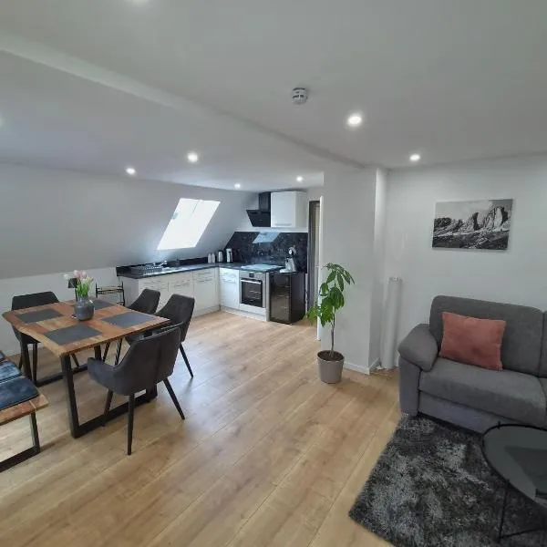 Ruhige & gemütliche Ferienwohnung mit Balkon, Hotel in Weidenberg