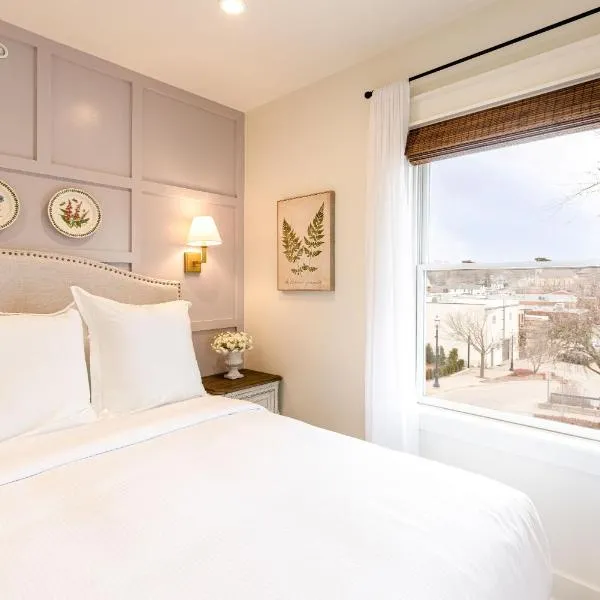 Kildahl House - Boutique Farmhouse Suite #3: West Dundee şehrinde bir otel