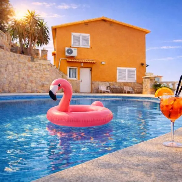 Cozy Apartment with Pool and Terrace Ideal for a Relaxing Stay, hótel í Calafell