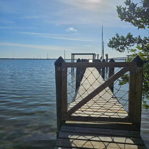 Indian River waterfront apartment with private dock，可可的飯店