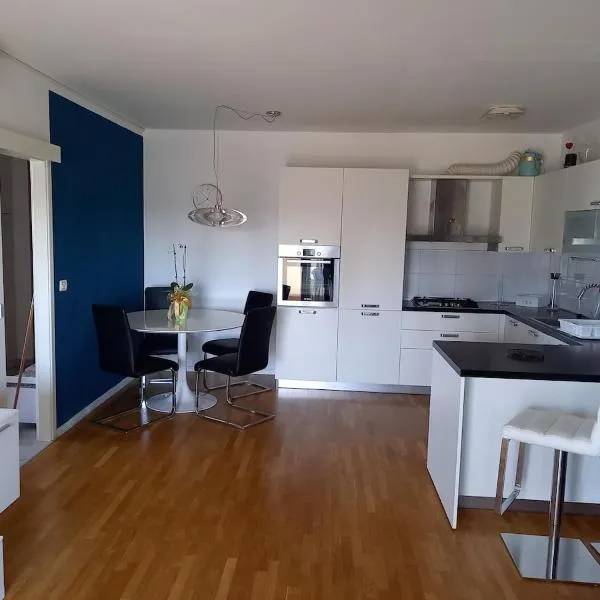 Beautiful apartment in the center of Umag close to the beach, hotel i Umag