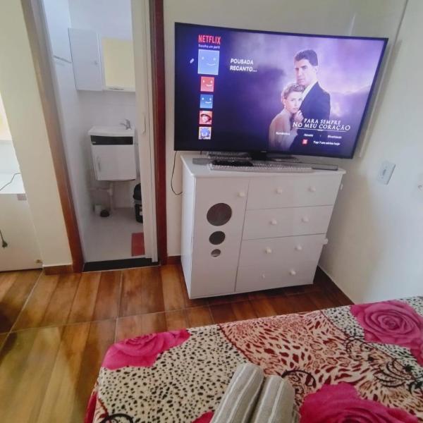 Pousada Cabo Frio com Piscina, Estacionamento, Ar-condicionado - Suítes Completas e Cozinha Compartilhada! - Foto 5
