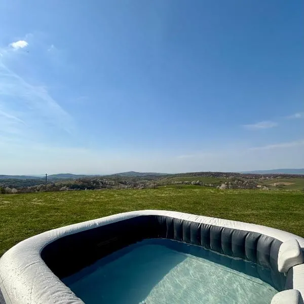 Panoramic Mountaintop - Private Jacuzzi Jun-Sep and Views Apuseni Mountains, hotel di Vadu Crişului