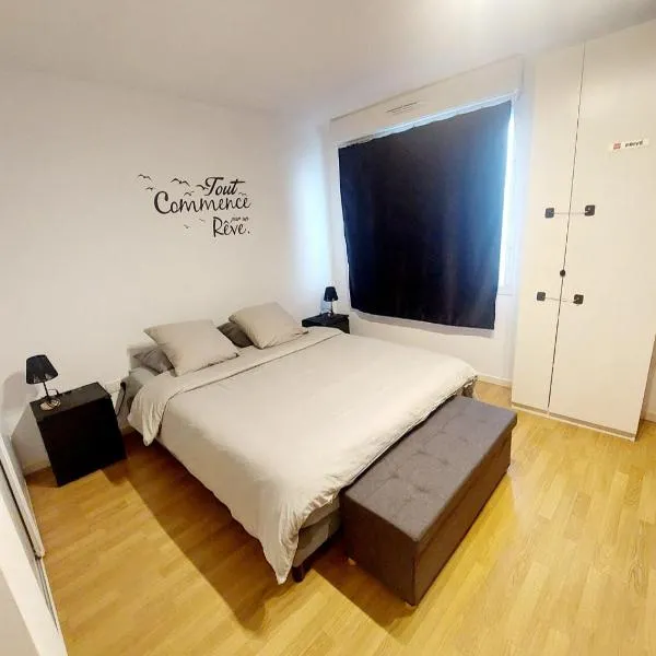 Cosy Home 4 - Spacieux studio avec parking - 30 min Paris: Cergy şehrinde bir otel