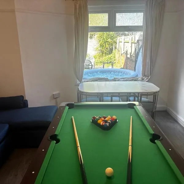 Tranquil Hideaway with Hot Tub and Pool Table, hotelli kohteessa Cardiff