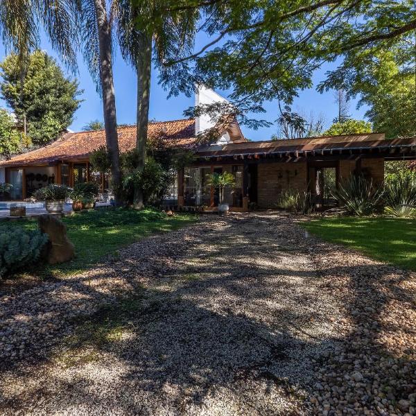Casa Flamboyant 3 Suítes c/ Piscina e Jardim Amplo
