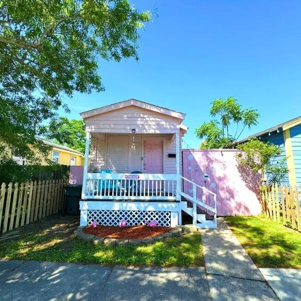 Flamingo- A Tiny Home With A Big Personality, hotel in Galveston