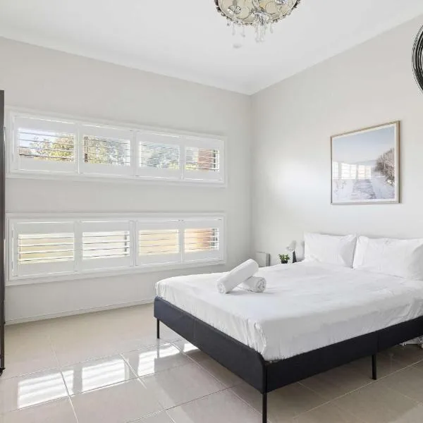 Modern Queen Room - Near Station & Easy M2 and M7 - Shared Bathroom and Kitchen, hotel in Toongabbie