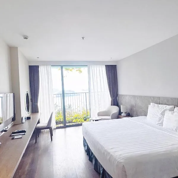 SeaView Apartment with Super-King-bed and Bathtube in Flamingo CatBa Beach Resort, hotel en Cat Ba