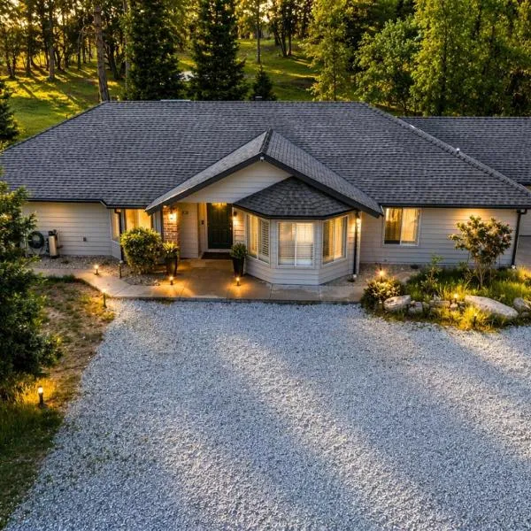 Oakhurst में, होटल Spacious Ranch Retreat Near Yosemite & Bass Lake with Hot Tub & Game Room