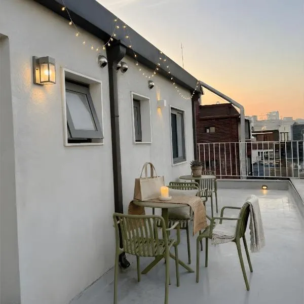 HongDae 4min walk #3BD 2BA #Baby crib #8 Queen beds #private terrace, hotel a Seul