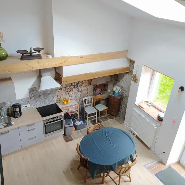 Gîte nature 7 pers avec grand jardin vue forêt & randonnées, hotel em Pélussin